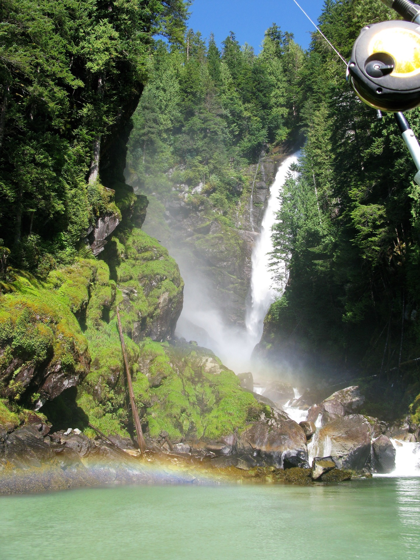 There are many beautiful waterfalls.
